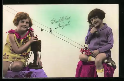 AK Zwei kleine Mädchen in Kniestrümpfen telefonieren, Neujahrsgruss