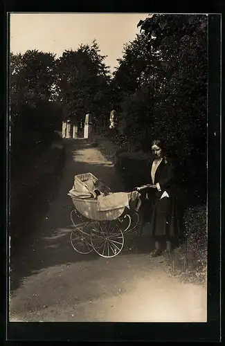 Foto-AK Frau mit einem Baby im Kinderwagen