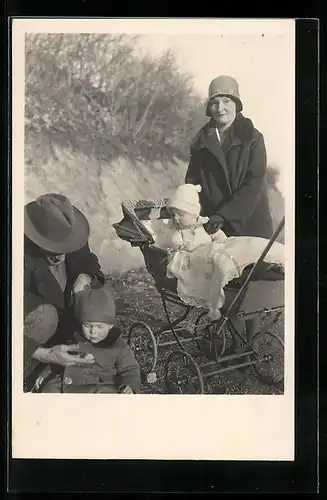 Foto-AK Familie mit Baby im Kinderwagen und Jungen