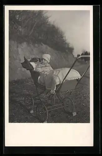 Foto-AK Kleinkind in einem Kinderwagen