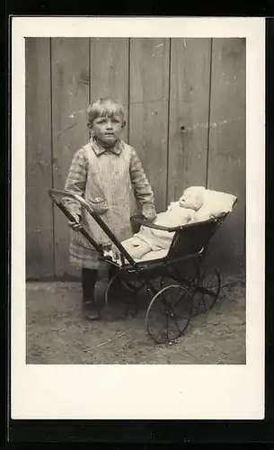 Foto-AK Kind im Kleid mit Puppe im Kinderwagen