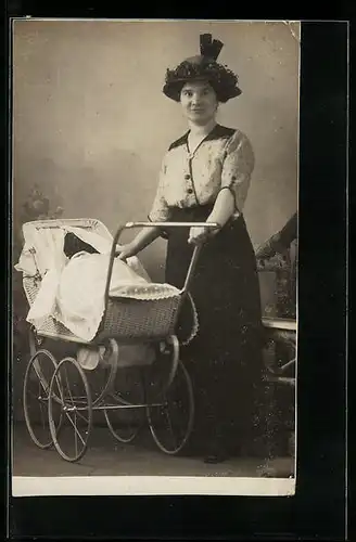 Foto-AK Frau mit einem Baby im Kinderwagen
