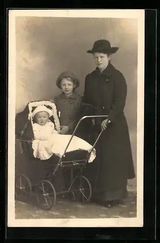 Foto-AK Frau mit Kleinkind im Kinderwagen und Tocher