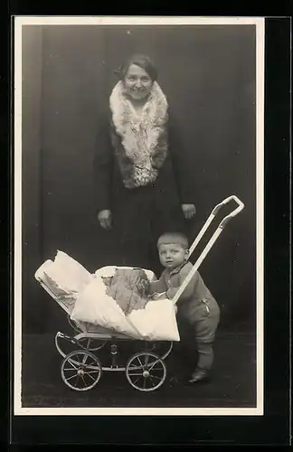 Foto-AK Frau mit kleinem Jungen am Kinderwagen