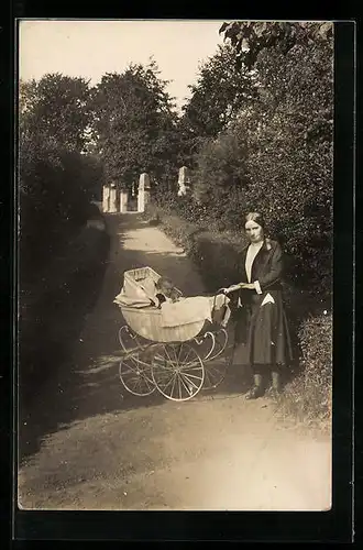 Foto-AK Frau mit einem kleinen Kind im Kinderwagen