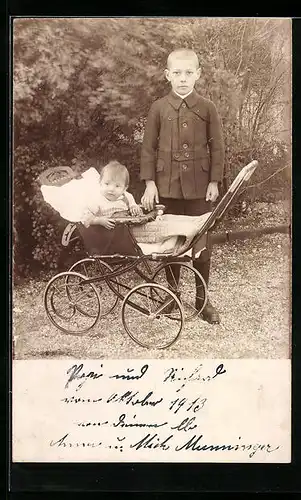 Foto-AK Junge mit einem kleinen Kind im Kinderwagen