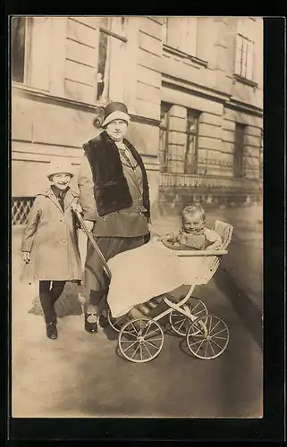 Foto-AK Frau mit kleinem Kind im Kinderwagen und Tochter