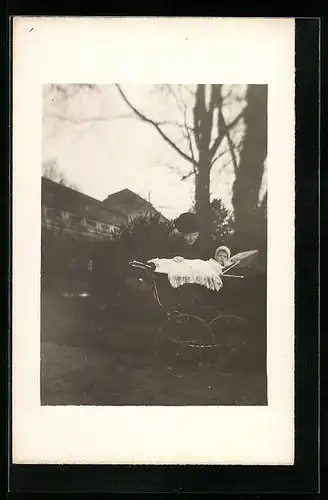 Foto-AK Frau mit einem Baby im Kinderwagen