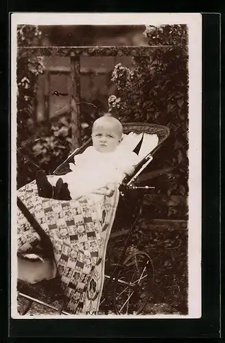 AK Kleinkind im weissen Kleid im Kinderwagen
