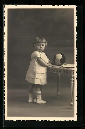 Foto-AK Kleines Mädchen im Kleid mit einem Ball