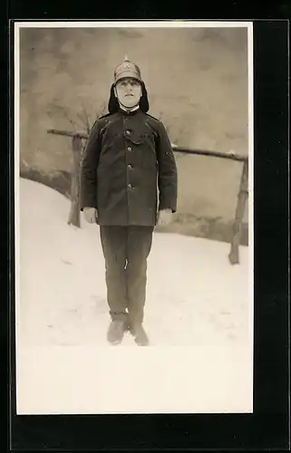 AK Feuerwehrmann in Uniform im Schnee