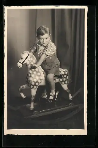 Foto-AK Kleiner Junge auf einem Schaukelpferd