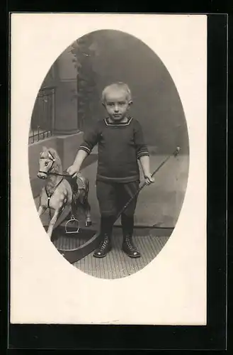 Foto-AK Kleiner Junge mit seinem Schaukelpferd