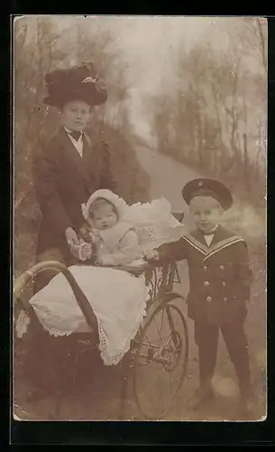 Foto-AK Frau mit kleinem Kind im Kinderwagen und Jungen