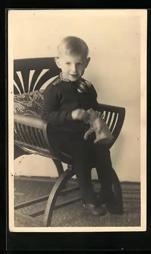 Foto-AK Junge mit seinem Spielzeug-Tier