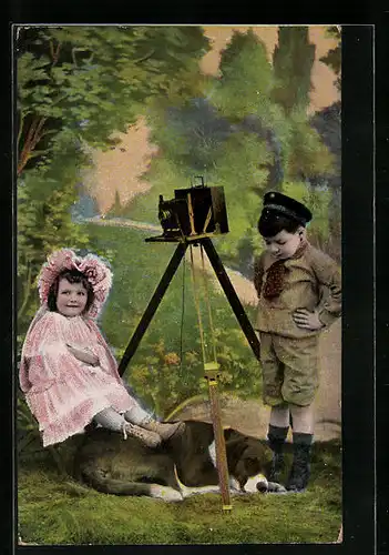 AK Kleines Paar mit Hund und Fotoapparat