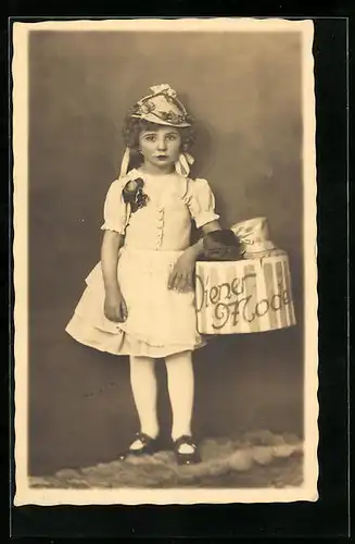 AK Mädchen mit Locken in Diener Mode