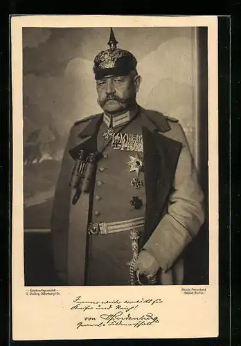AK Generalfeldmarschall Paul von Hindenburg in Uniform mit Pickelhaube und Ordensspange