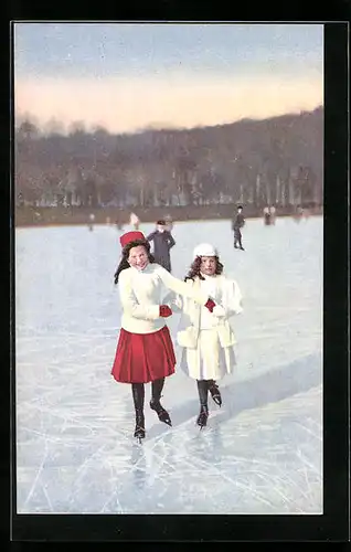 AK Mädchen Hand in Hand beim Schlittschuhlauf