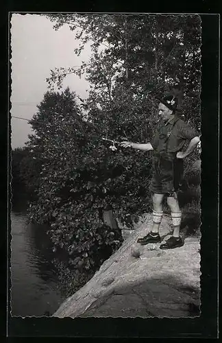 Foto-AK Herr in Tracht beim Angeln