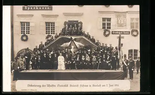 AK Haslach, Dekorierung des Wachtm. Postenkdt. Heinrich Schram 1914, Gruppenfoto mit Geistlichem vor Sparkassengebäude
