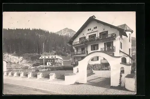 AK Davos, Villa Surlava mit Nachbargebäude und Berggipfel