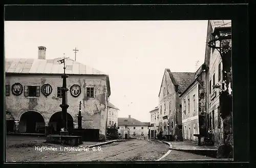 AK Hofkirchen i. Mühlviertel /O.-Ö., Strassenpartie mit Brunnen