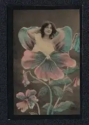 Mini-AK Maid in Tunika im Blüte