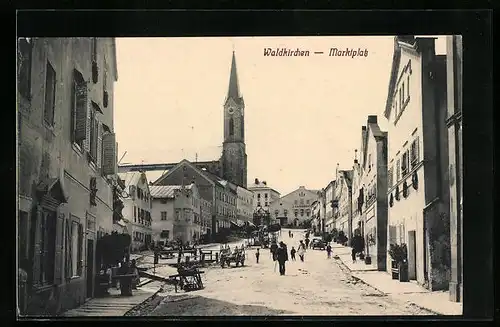 AK Waldkirchen /Bay., Marktplatz mit Passanten und Blick auf Kirche