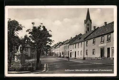 AK Schwarzenbach am Wald, Strassenpartie mit Denkmal