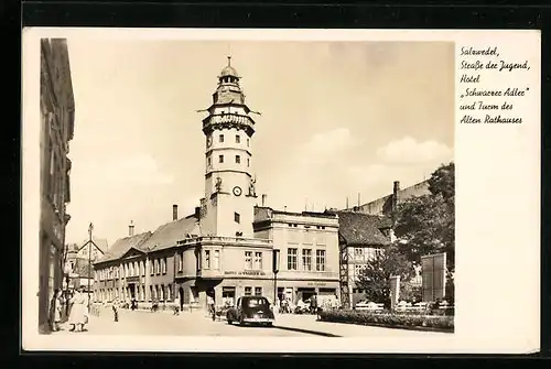 AK Salzwedel, Strasse der Jugend, Hotel Schwarzer Adler und Turm des alten Rathauses