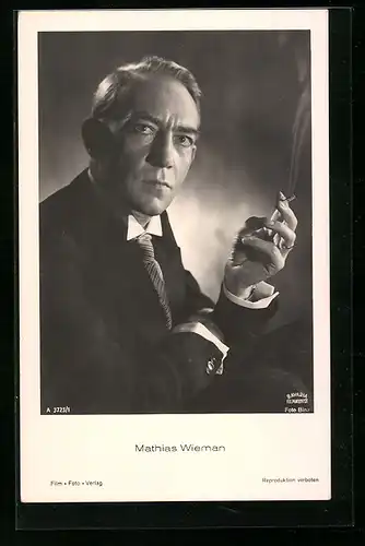 AK Schauspieler Mathias Wieman, rauchend