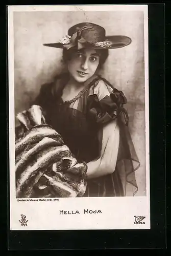 AK Schauspielerin Hella Moja in einem schwarzen Kleid mit Hut