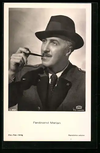 AK Schauspieler Ferdinand Marian Portraitfoto mit Pfeife