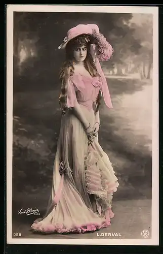 AK Schauspielerin L. Derval mit pinkem Hut