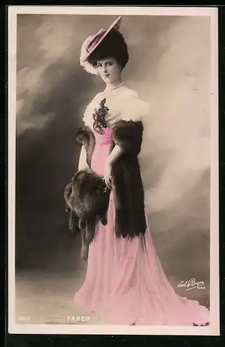 AK Schauspielerin Faber mit pinkem Kleid und Hut