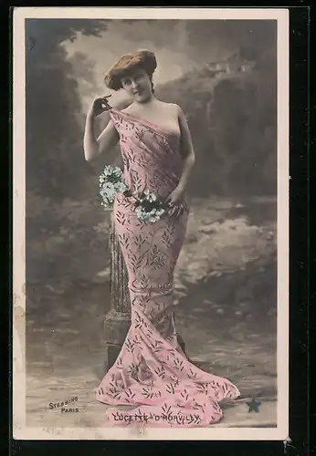 AK Schauspielerin Lucette D`Horvilly mit pinkem Kleid und blauen Blumen