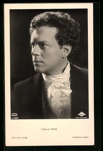 AK Schauspieler Hans Holt in seitlicher Aufnahme im dunklen Anzug und weissen Hemd