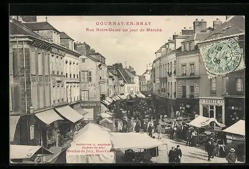 AK Gournay-en-Bray, Rue Notre-Dame un jour de Marché