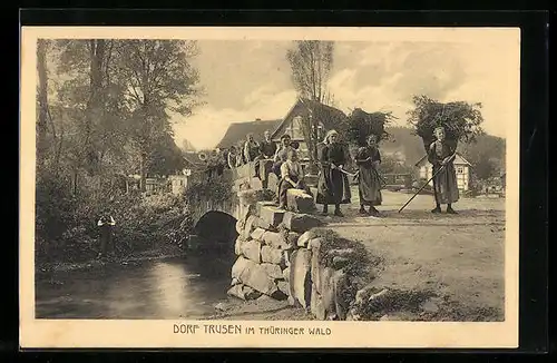 AK Trusen i. Thür, Dorfbewohner auf der Brücke vor dem Ort