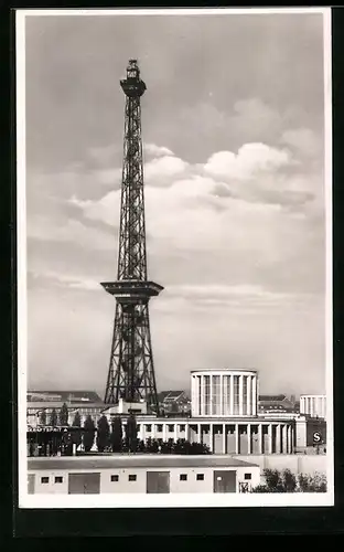 AK Berlin-Charlottenburg, Am Funkturm im Messegelände