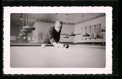 AK Herr im gestreifeten Anzug beim Billardspiel