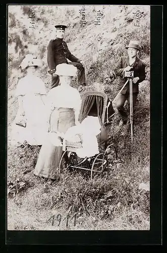 AK Familie mit Kinderwagen und Fotoapparat am Hang