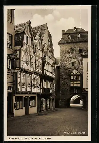 AK Linz, alte Häuser mit Stadttor