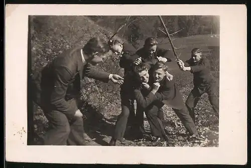 Fotografie Burschen prügeln sich & schlagen sich gegenseitig mit Ästen