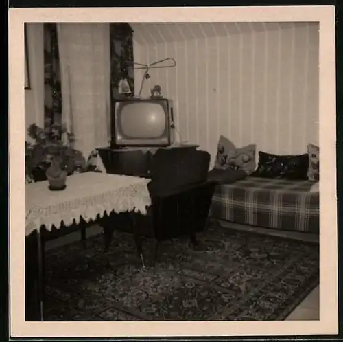 Fotografie Stube mit TV-Gerät, Fernseh-Apparat