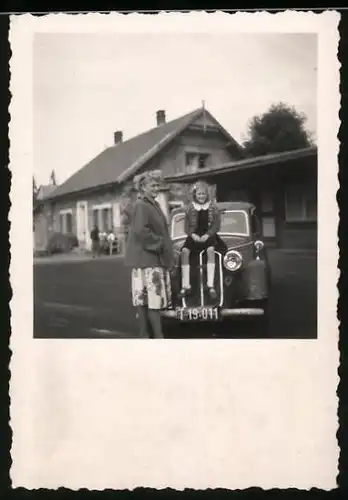 Fotografie Auto DKW, blondes Mädchen auf PKW-Motorhaube sitzend