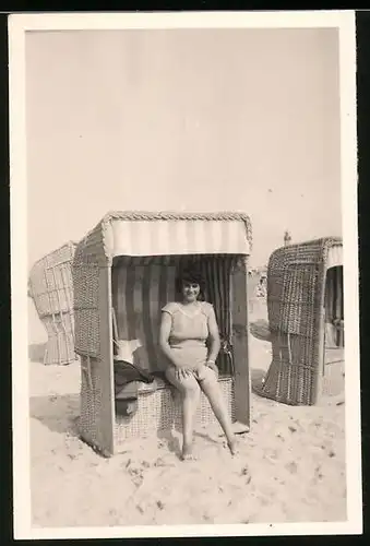 Fotografie Bademode, Brünette Dame im Badeanzug im Strandkorb an der Ostsee sitzend