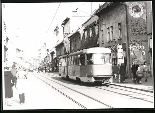 Fotografie Strassenbahn, Triebwagen der Linie 13 an einer Haltestelle