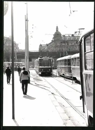 Fotografie Strassenbahn, Triebwagen der Linie 15 fährt in eine Haltestelle in Prag an
